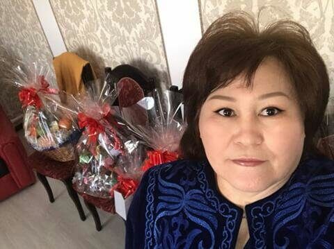 Пойызда бір қыз шешініп жатыр